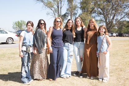 De izquierda a derecha: Tania Frayssinet, Tamara Castagnola, Mariana Irazú de Merlos, Elina y Valentina Merlos, Silvina Naira de Merlos, India Merlos.
