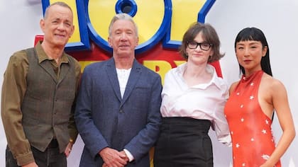 De izquierda a derecha: Tom Hanks, Tim Allen, Joan Cusack y Greta Lee, fotografiados en el estreno de la película en Londres la semana pasada.