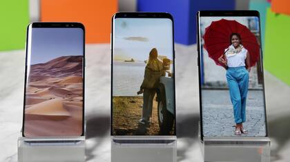 De izquierda a derecha, un Galaxy S8, un S8+ y un Galaxy Note 8