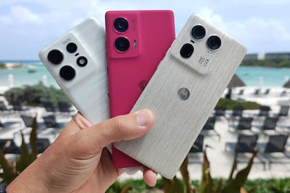 De izquierda a derecha, un Motorola Edge 50 Pro con carcasa de acetato, un Edge 50 Fusion con cuero vegano y un Edge 50 Ultra con madera