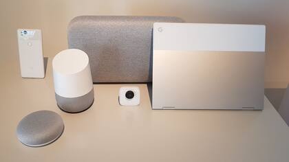 De izquierda a derecha: un Pixel 2, Google Home Mini, Google Home clásico, Google Home Max, Google Flip, Pixelbook