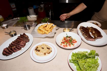 De izquierda a derecha: vaca vieja, papas fritas, ensalada Felisa y asado del centro de Felisa Parrilla