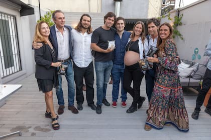 De izquierda a derecha, Verónica Polledo Riglos, Federico de Álzaga, Pampa Reynal, los hermanos Santino Caffarone (dueño de la fábrica de snacks saludables Shiva, que se sirvieron en la inauguración de ArteBla con vinos de Piccolo Banfi), Manuel Gutiérrez y Agustina Caffarone, junto a Guido Forcieri y Malena Braun, organizadora de la muestra. Pampa y Agustina se casaron hace dos años y esperan un bebé, que será el primer nieto de Malena