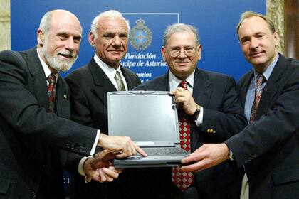De izquierda a derecha, Vinton Cerf, Lawrence Roberts, Robert Kahn y Tim Berners-Lee, responsables del desarrollo de Internet y la Web, en Ovideo, España, al recibir el premio Príncipe de Asturias