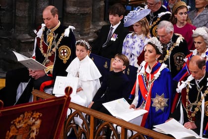 De izquierda a derecha, William, príncipe de Gales, los príncipes Charlotte y Louis, Kate, la princesa de Gales, y Eduardo de Edimburgo, hermano menor del Rey.