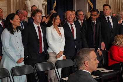 De izquierda de derecha, Priscilla Chan y su esposo Mark Zuckerberg, Lauren Sanchez y su prometido Jeff Bezos, el director ejecutivo de Google Sundar Pichai y el dueño de Tesla, SpaceX y la plataforma social X, Elon Musk, en la ceremonia de investidura de Donald Trump, en la Rotonda del Capitolio, en Washington, el lunes 20 de enero de 2025. (Chip Somodevilla/Pool Photo via AP)