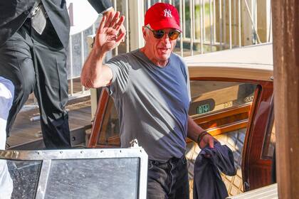 De jean, remera de algodón y una llamativa gorra roja: así bajó Richard Gere de la lancha que lo depositó en el muelle Excelsior en el marco de la tercera jornada del Festival de cine de Venecia. El actor de 74 años será homenajeado el domingo junto con Mohammad Al Turki por amfAR