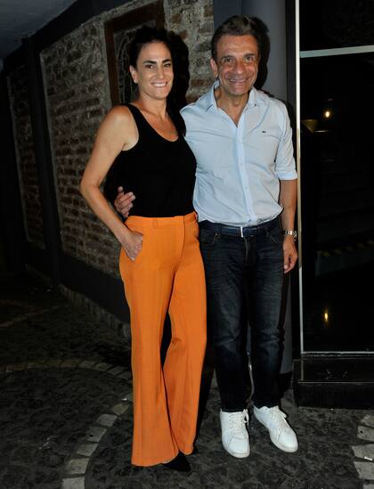 De jean y camisa, Marcelo De Bellis también posó muy sonriente junto a su pareja, que apostó al color con un palazzo naranja