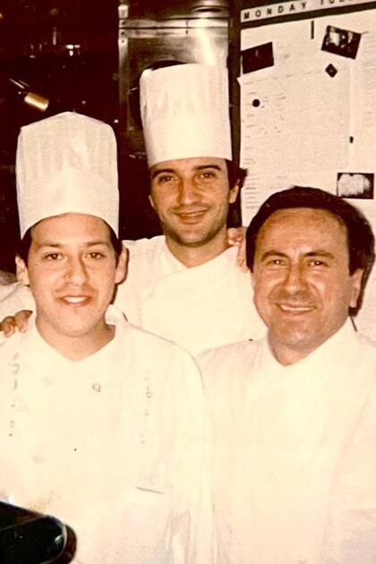 De joven, junto al chef Daniel Boulud, en su restaurante de Nueva York