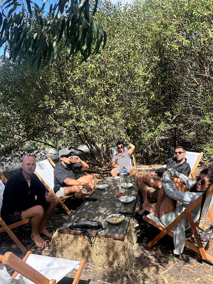 De jueves a domingo, desde las 12 hasta las 16 en Valisas despliegan mesas en un gran parque de una hectárea, y sirven un menú itinerante, con distintos platitos frescos a base de productos de la zona