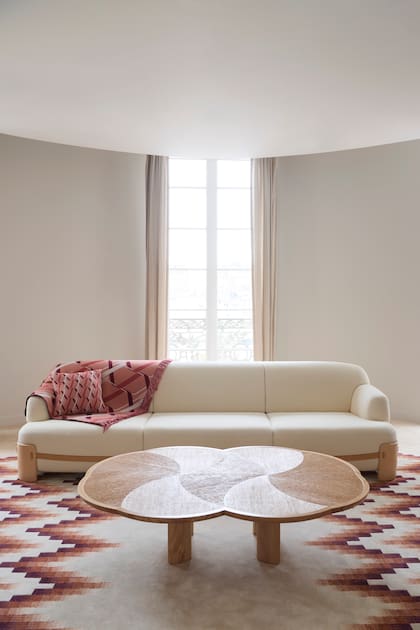 De la colección para Louis Vuitton, minimalismo y formas arquetípicas logran realzar el cuero y el taylor-made de la casa francesa en el sofá Aventura.