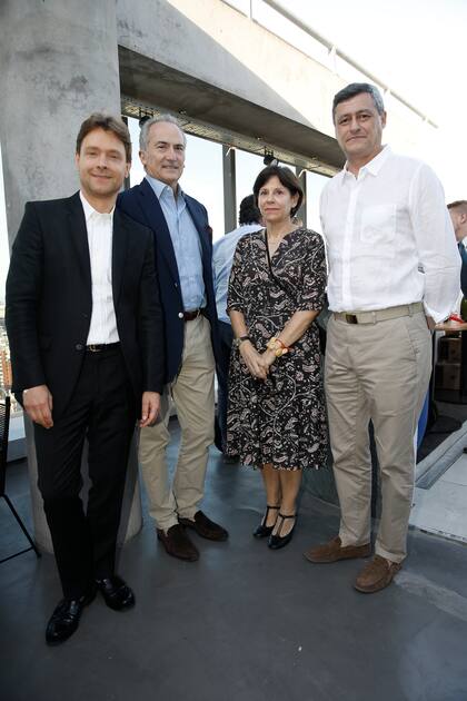 De la comisión directiva de la asociación, Philippe Charles Deroy, Emilio Campos, Carolina Bachmann y el vicepresidente de Amigos del Moderno, Édouard de Royère.


