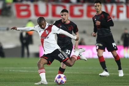 De la Cruz culmina su gran jugada con un zurdazo que será el primer gol de River