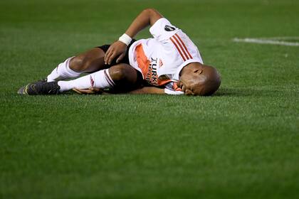 El uruguayo De la Cruz, dolorido tras una falta