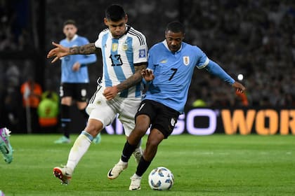 De la Cruz jugó para Uruguay ante la Argentina en la cancha de Boca; en la acción, ante Cristian Romero 