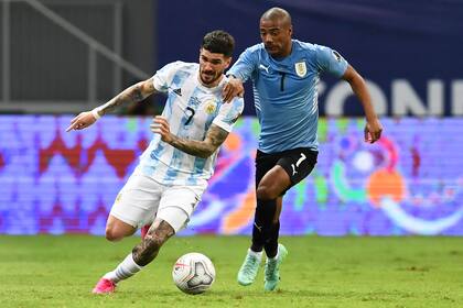 De La Cruz lucha la pelota con De Paul; el uruguayo quedó marginado