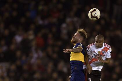 De la Cruz y Mac Allister buscan la pelota en la altura