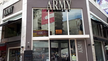 De la mañana a la noche, la esquina de Army es un spot tentador