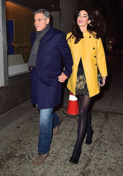 De la mano de George Clooney, la bella Amal llegó al restó lookeada con un vestido de la colección Pre- Fall 2015 de Giambattista Valli