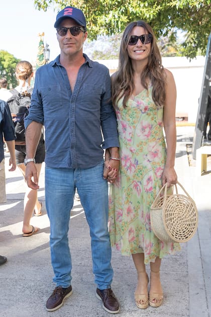 De la mano de Martín Pepa, Pampita "desfiló" por el pasillo central de la Catedral, un solero de estampa botánica con cartera de fibras naturales y sandalias