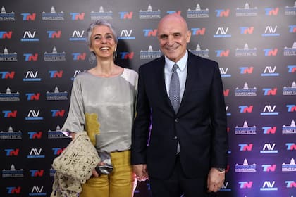 De la mano de "Mechi", su mujer, José Luis Espert llegó al debate entre los candidatos de la provincia de Buenos Aires que organizó el programa A dos voces, de TN.