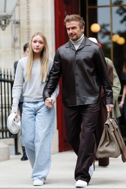 De la mano de su padre, tal como habitualmente se la suele ver; acá, caminando por las calles de París, en septiembre del año pasado, con jeans, zapatillas blancas, suéter gris y el toque Harper: el bolso Jodie de Bottega Veneta en blanco, un look que causó furor
