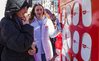 De la mano de un memotest gigante las promotoras pudieron enseñabar a diferenciar unas encías sanas de otras inflamadas.