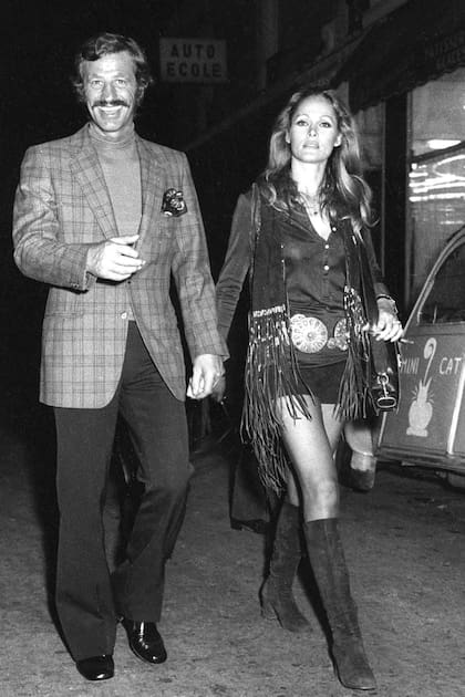 De la mano de Ursula Andress, la sensual chica Bond, caminando por
París en 1970. Fue un amor apasionado, sin hijos y sin convivencia, que duró siete años.