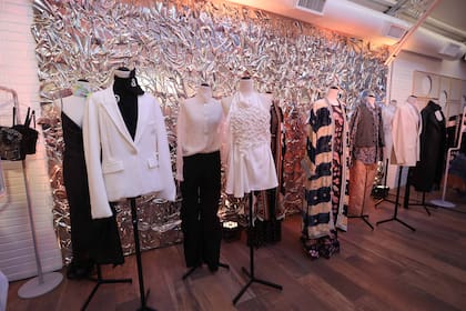 De la mano del Talent Lab, Romi, Manu y Luchi , lanzan CUSTOM 21, la marca propia de prendas únicas, revalorizadas y customizadas, otra iniciativa de moda sustentable. Esta propuesta es el diferencial de THE COMITÉ ya que combina la selección curada de productos y servicios y presenta una pieza única cuidadosamente pensada para convertirse en una obra de arte. Este enfoque establece un nuevo estándar en la experiencia de compra en la escena de la moda.