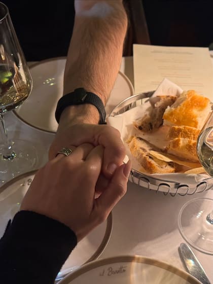 De la mano, en un restaurante, Suar y Robles confirmaron su relación