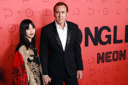 De la mano, Riko Cage acompañó a su marido a la prémiere de Longlegs: coleccionista de almas. En la película, Nicolas Cage interpreta a un escalofriante asesino serial