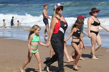 De la mano y a paso firme, Wanda y sus hijas hicieron una buena caminata por la costa mientras buscaban a los varones, que se encontraban disfrutando de las olas del mar