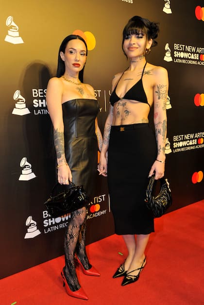 De la mano y muy compinches no se quisieron perder el show de Nicki Nicole. La Joaqui y Cazzu tampoco pasaron inadvertidas por la alfombra roja, antes de ingresar al evento que se hizo en Michelangelo, un exclusivo restaurante y salón ubicado en San Telmo