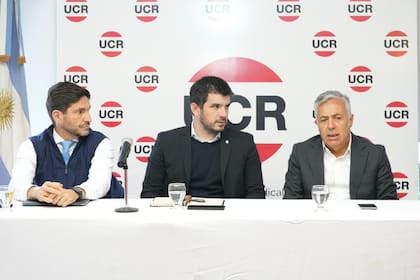 De la reunión convocada por Chiarella participaron aliados de Milei como Alfredo Cornejo (derecha) y dirigentes de Provincias Unidas como Maximiliano Pullaro (izquierda)