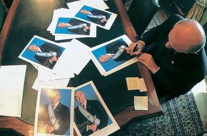 De la Rœa ya no era Presidente, al otro d’a volvi— para una entrevista con Felipe Gonz‡lez al final de la misma firm— fotos para los que le pidieron