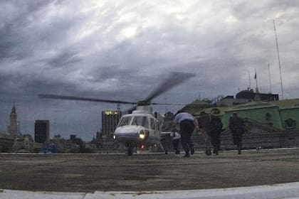 De la Rúa corre hacia el helicóptero, el 20 de diciembre de 2001