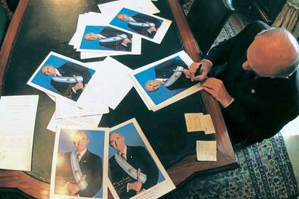 De la Rúa firma fotos en la Casa Rosada el día después de haber renunciado