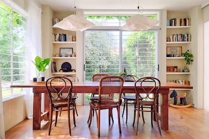 "De la semilla a lo que es hoy, esta mesa viajó por generaciones. Acá estudian ahora nuestros hijos, Félix y Emilia", dice Mariana.