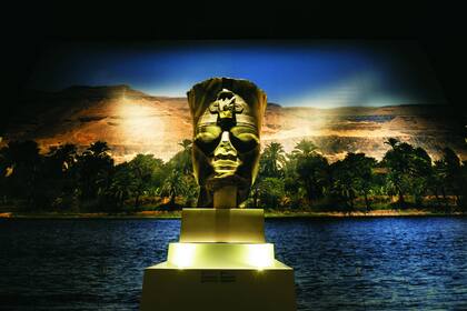 De la serie "Momias: secretos de la tumba", en el Museo de Arte y Ciencia de Singapur, el objeto expuesto y detrás una gigantografía del Nilo