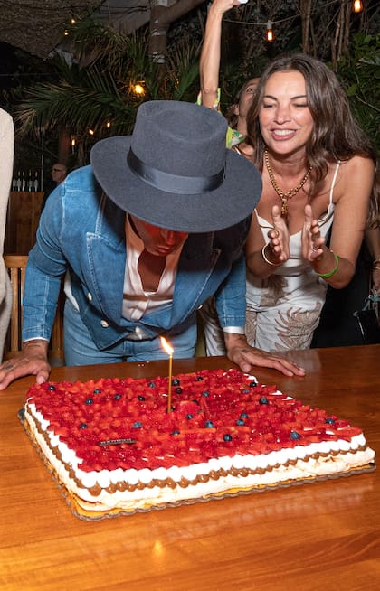 De la torta -una Pavlova gigante de dulce de leche con frutillas y merengue-, se encargó la mujer de Álvarez, Lucrecia Gamundi. En la foto, con Deborah de Corral. 