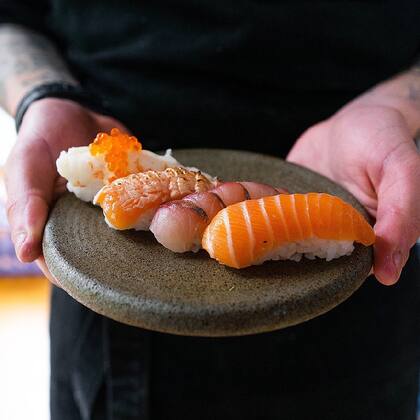 De langostino con huevas de trucha, de salmón flambeado, con pesca blanca (lisa) o salmón fresco, algunas de las opciones de nigiri en Kuda Sushi