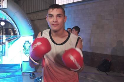 De las 16 peleas que tuvo, ganó 14, empató una y perdió otra.