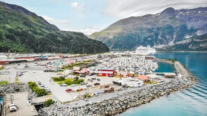 De las 272 personas que viven en el pueblo, unos 180 residen en el Begich Towers