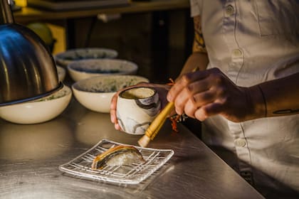 De las piezas de cerámica artesanal a los cubiertos de sus abuelos, todo lo que la chef eligió para su restaurant es tan personal como su menú de diez pasos.