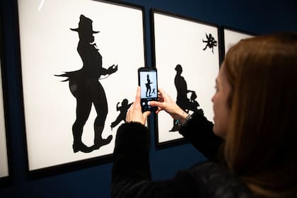 De lejos, las siluetas de Walker parecen simples e inocentes. Hay que detenerse en los detalles para descubrir situaciones inquietantes