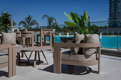 De líneas curvas, la colección Kaizen de Mike es la gran protagonista de la terraza de Vizora en Remeros Beach.