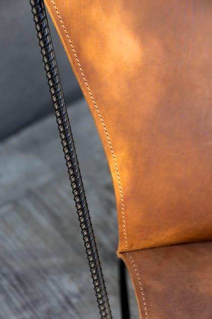 De líneas simples y hecha con recursos básicos, la BKF puede producirse con lo esencial: un herrero, un curtidor y un diseño que se volvió un clásico.