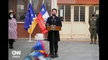 “De lo mejor que he visto en mucho tiempo”, comentó un usuario sobre el niño disfrazado de Superman que rodeó a Gabriel Boric (Foto: Captura de video)