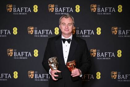 De local, Nolan posa ante las cámaras con sus dos premios Bafta, a la mejor película y al mejor director por Oppenheimer