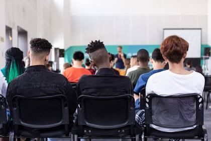 De los 99 alumnos que se presentaron, 14 respondieron con la misma respuesta "falsa" del profesor